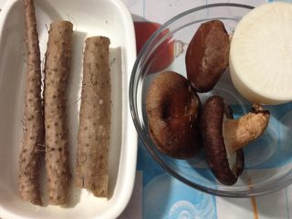 1、香菇萝卜山药粥,如图需要食材