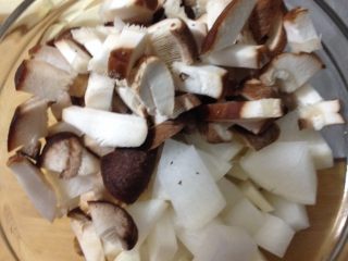 2、香菇萝卜山药粥,如图香菇，萝卜切块