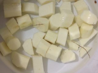 3、香菇萝卜山药粥,如图山药切块