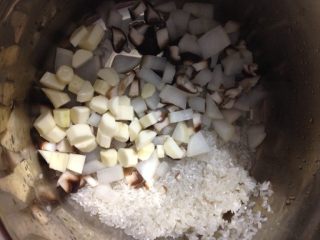 5、香菇萝卜山药粥,如图放入一起，加入适量的水