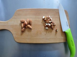 3、格兰诺拉麦片,大杏仁切小粒。