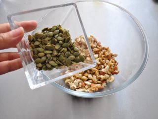 4、格兰诺拉麦片,切好的干果放入大碗中，加入南瓜籽仁。