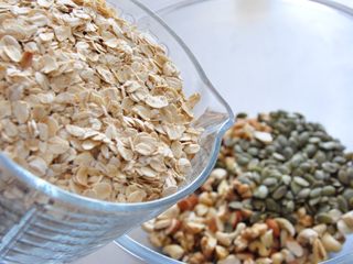 5、格兰诺拉麦片,再加入燕麦片混合均匀。