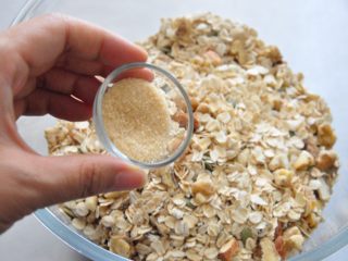 6、格兰诺拉麦片,加一大勺黄砂糖。