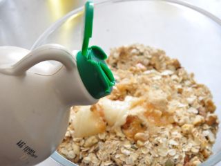 9、格兰诺拉麦片,四大勺枫糖浆。