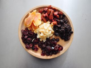 17、格兰诺拉麦片,烘烤的时间我们来准备水果干。