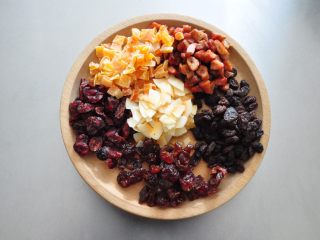 18、格兰诺拉麦片,将颗粒较大的果干切碎备用。