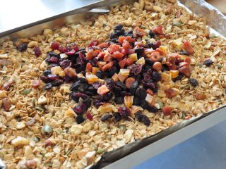 19、格兰诺拉麦片,30分钟烘烤结束后，取出麦片，将准备好的水果干放到麦片上铺平，利用麦片的余温对水果干进行烘烤。