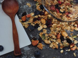 20、格兰诺拉麦片,麦片全部凉透后再放倒蜜蜂瓶里储存，防治受潮。