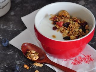 21、格兰诺拉麦片,可以搭配酸奶食用。