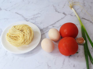 1、西红柿鸡蛋面,准备好材料