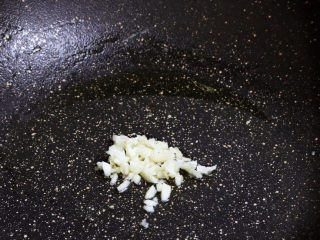 4、西红柿鸡蛋面,锅中倒入适量的食用油烧热，放入蒜末爆香