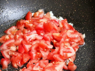 5、西红柿鸡蛋面,放入西红柿