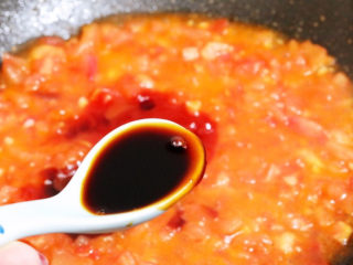 9、西红柿鸡蛋面,加入生抽