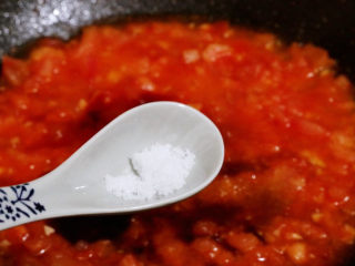 11、西红柿鸡蛋面,加入盐