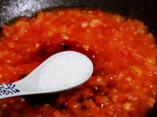 10、西红柿鸡蛋面,加入白糖