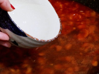 13、西红柿鸡蛋面,加入清水