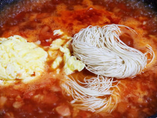 14、西红柿鸡蛋面,等水煮开后放入面条和鸡蛋碎