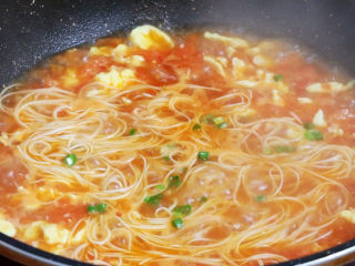 15、西红柿鸡蛋面,煮至面条熟后撒上葱花即可