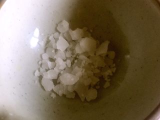 5、自制白豆干,10g盐卤放在碗中