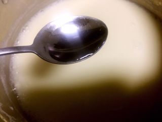 9、自制白豆干,豆浆晾至85度开始点卤,盐卤要一点一点的往豆浆里均匀的倒,点卤的同时要不停的轻轻的温柔的人搅拌