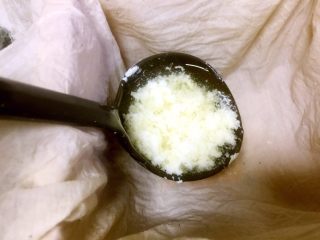 13、自制白豆干,用勺子把豆花倒入磨具里