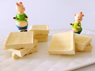 19、自制白豆干,切开豆干吃了一点边角料,实在是香极了