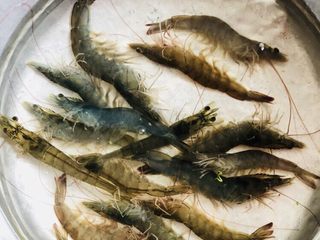 1、蔬菜虾仁粥（2-3人份）,新鲜的虾洗净