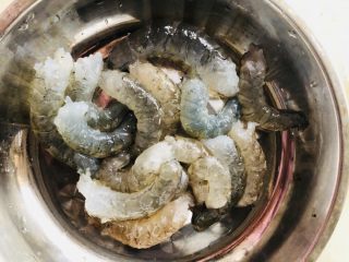 4、蔬菜虾仁粥（2-3人份）,剥好的虾仁，这个可以分两次用。