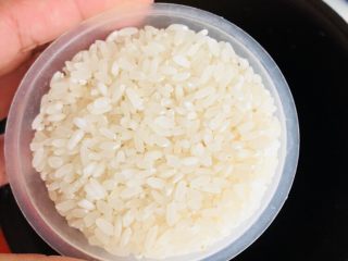 5、蔬菜虾仁粥（2-3人份）,大米一杯，洗净。