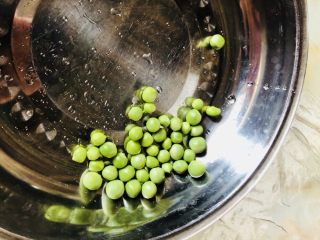 8、蔬菜虾仁粥（2-3人份）,荷兰豆剥皮留下豆子，洗净备用。