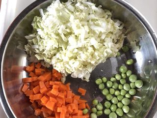 12、蔬菜虾仁粥（2-3人份）,切好的蔬菜备用