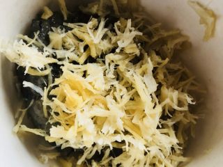 16、蔬菜虾仁粥（2-3人份）,尽量撕细一点。