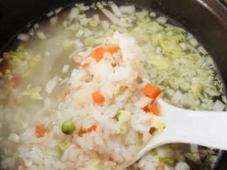 17、蔬菜虾仁粥（2-3人份）,煮四十分钟左右放入虾仁和干贝，用勺子搅拌均匀
