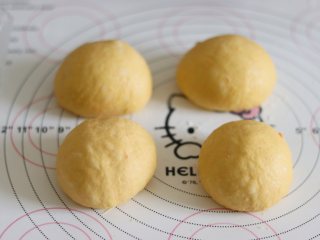 6、胡萝卜热狗面包，做营养美味早餐,等分割成4个面团，滚圆后，覆盖保鲜袋静置10分钟。