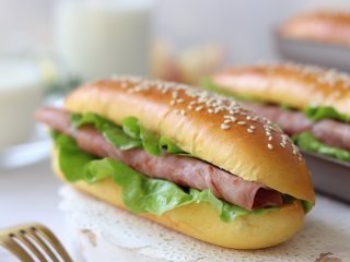 13、胡萝卜热狗面包，做营养美味早餐,面包体腰切开，或者是顶部切开，放入蔬菜和火腿，挤上色拉酱、番茄酱，一个美味的热狗面包就完成了。