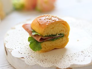 15、胡萝卜热狗面包，做营养美味早餐,软软的面包，淡淡的胡萝卜味，很美味