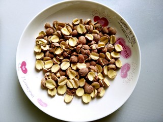 1、血糯米红豆红枣莲子粥,准备莲子
