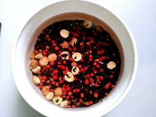6、血糯米红豆红枣莲子粥,把豆子糯米都洗干净。放水里泡着，泡得越久，越容易煮熟开花，