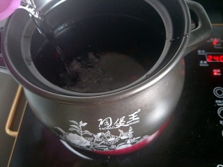 7、血糯米红豆红枣莲子粥,把材料都放砂锅里。加水，