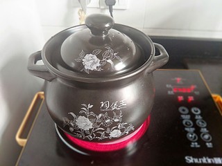 9、血糯米红豆红枣莲子粥,盖上锅盖。煮个两个钟头。记得要记得有时候打开锅盖搅拌搅拌！