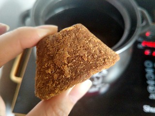 11、血糯米红豆红枣莲子粥,放入一个黑糖，煮一会儿。等融化后搅拌就可以吃了