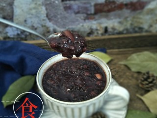 12、血糯米红豆红枣莲子粥,喏，一碗甜甜的。暖暖的补血粥就好了。