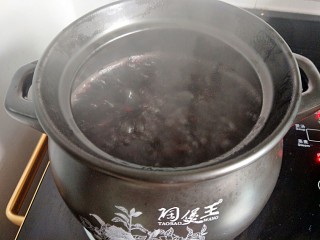 10、血糯米红豆红枣莲子粥,滚了开了差不多可以吃了。