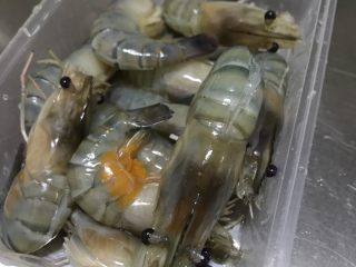 1、美味虾粥,买的河沼虾肉质比较嫩,也可以用大点的河虾或者基围虾