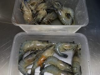 2、美味虾粥,减去虾须挑去虾线