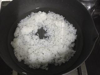 4、美味虾粥,米饭放清水中浸泡半小时后再开始煮,如果是用大米的话,也要洗净后泡2个小时后再开始煮