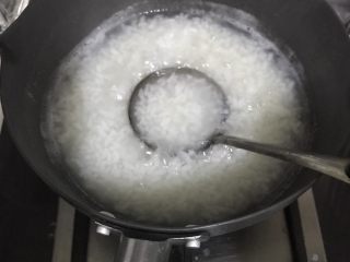 5、美味虾粥,因为浸泡后的米饭或者米粒会更容易开花,煮粥的过程中要不停的用勺背碾碎米粒