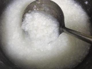 6、美味虾粥,这样可以快速的帮助米粒破裂释放出包裹在里面的营养成分,减短煮粥的时间