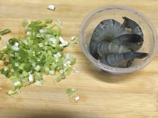 7、美味虾粥,把小葱切碎备用